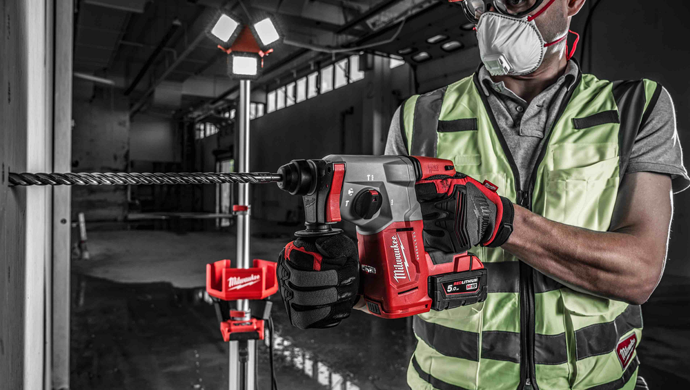 Новинка! Комплект в кейсе M18 BLH-502X: Аккумуляторный перфоратор MILWAUKEE M18 BLH-0 ПЛЮС 2 шт Аккумулятора B5 5.0 Ач и Быстрозарядное устройство M12-18 FC 4933478894