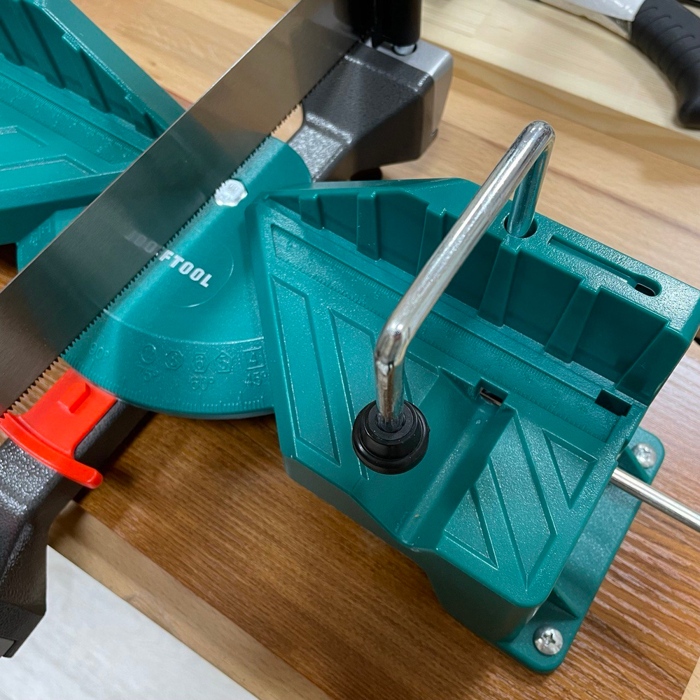 Новинка! Стусло прецизионное поворотно - наклонное Alligator Fine 3D 600 мм KRAFTOOL 15451-600