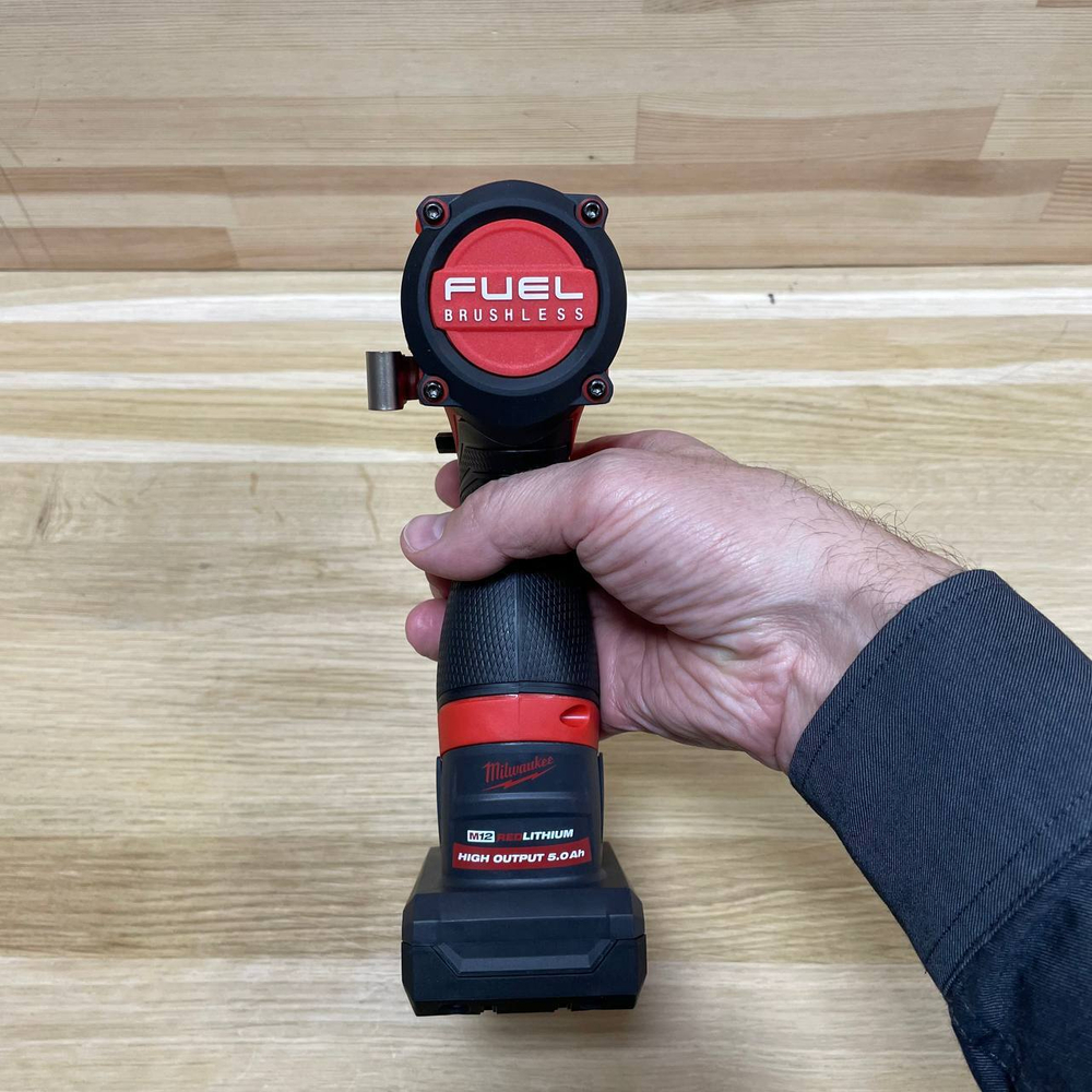 УДОБНЫЙ КОМПЛЕКТ ХИТ! M12 FUEL FCIWF12G3-502X Аккумуляторный гайковерт импульсный плюс 2 аккумулятора M12 HB5 и зарядное устройство C12 C, в кейсе MILWAUKEE 4933493455