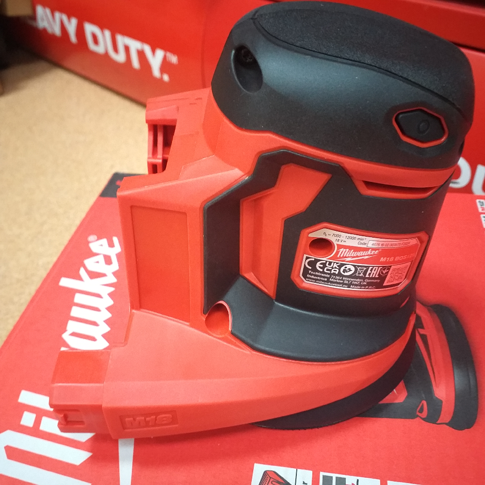 УДОБНЫЙ КОМПЛЕКТ! M18 BOS125-502B Аккумуляторная шлифовальная машина BOS125-0 плюс 2 аккумулятора B5 5.0 Ач и зарядное устройство M12-18 C в сумке MILWAUKEE 4933464229