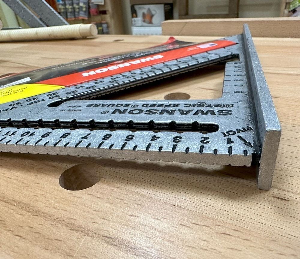 ХИТ! Угольник оригинальный метрический 250 мм для плотника и столяра Metric Speed Square Sw-250 с русской книжкой - инструкцией с Черной разметкой Swanson MT202-BLK