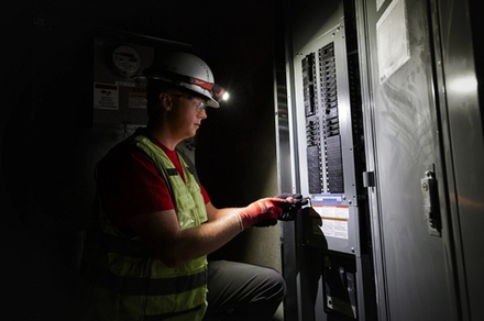 ХИТ! Аккумуляторный фонарь налобный заряжаемый через USB L4 HL2-301 Milwaukee 4933479963