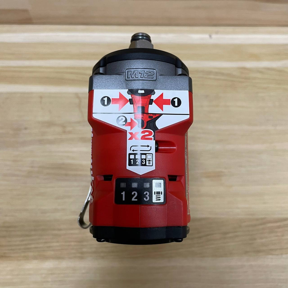 УДОБНЫЙ КОМПЛЕКТ ХИТ! M12 FUEL FCIWF12G3-502X Аккумуляторный гайковерт импульсный плюс 2 аккумулятора M12 HB5 и зарядное устройство C12 C, в кейсе MILWAUKEE 4933493455