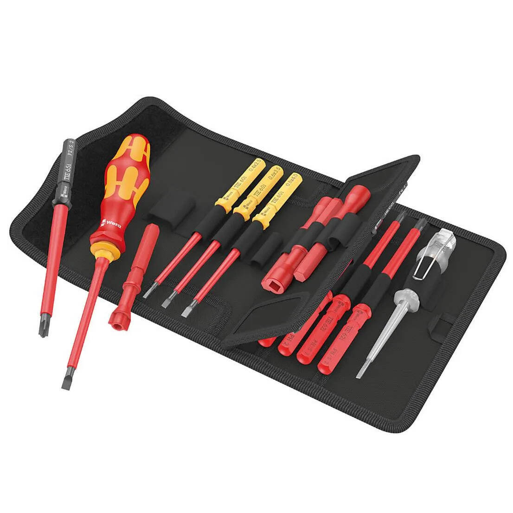 АКЦИЯ 2025! Набор 18 предметов WERA Kraftform Kompakt VDE 18 Universal 1 Tool Finder: Ручка-держатель 817 VDE Kraftform, 12 сменных отвёрток VDE с идентификатором инструментов Take it easy, лазерная гравировка размера, 4 ключа для распределительных шкафов, 1 однополюсный тестер фазного напряжения, в поясной сумке WE-006613