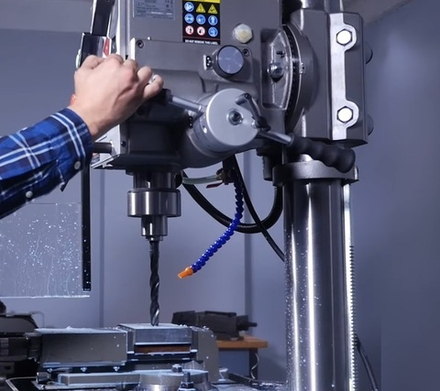 Профессиональный редукторный сверлильный станок 2,1 / 1,1 кВт 400 В для тяжелых работ с возможностью фрезерования и резьбонарезания GHD-46PF Jet 50000436T