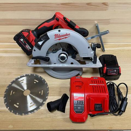 УДОБНЫЙ КОМПЛЕКТ ХИТ! Аккумуляторная циркулярная пила (бесщеточный двигатель) 18 FUEL MILWAUKEE MBLCS66-0 Li-Ion 5Ач по дереву и пластику ПЛЮС 2 аккумулятора B5 5.0 Ач ПЛЮС зарядное устройство M12-18 FC в кейсе BLCS66-502X 4933464590