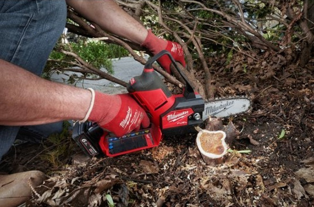 Легкий старт: Аккумуляторная цепная садовая пила Milwaukee M12 FUEL FHS-0 4933472211