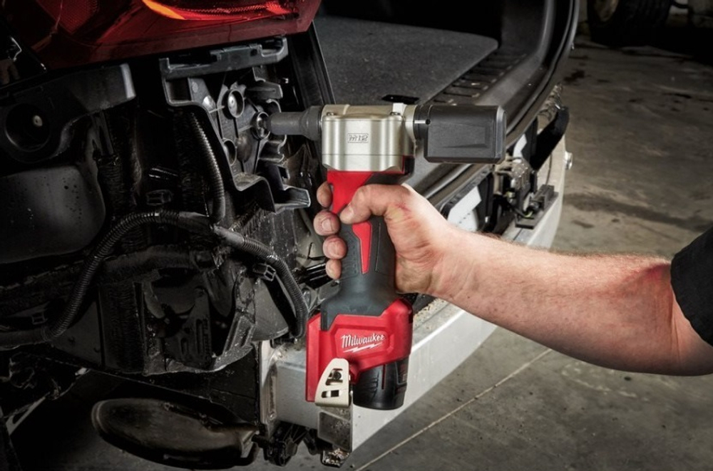 Легкий старт: Аккумуляторный заклепочник MILWAUKEE M12 BPRT-0 4933464404