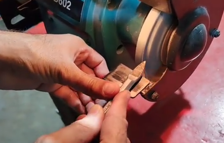 ЛЕТО ВЫГОДНЕЕ ХИТ! Точильный станок настольный / Точило Makita GB 602 220В 0,25 кВт, Диск 150 мм, защитные стекла, подсветка, для зачистки, шлифовки и заточки деталей, инструмента GB602