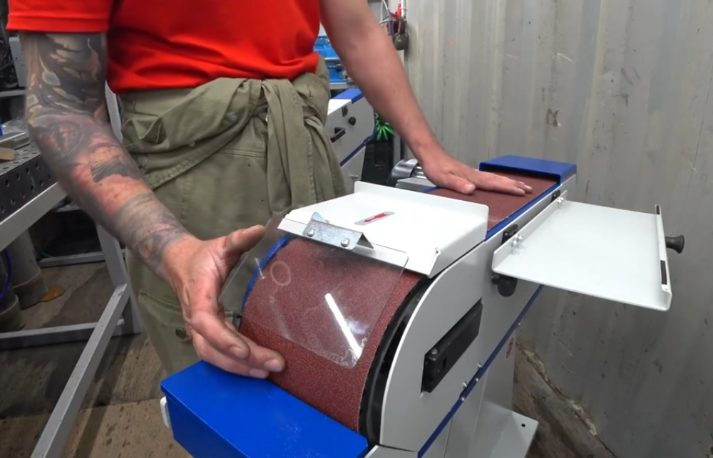 АКЦИЯ ЧЕРНАЯ ПЯТНИЦА! Станок шлифовальный ленточный по металлу BELMASH BSM-796P/400 2,4 кВт 380В, для шлифования металлических деталей, удаления заусенцев, обработки сварных швов, заточки инструмента (зубила, ножи, садовый инструмент) S320A