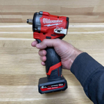 УДОБНЫЙ КОМПЛЕКТ ХИТ! M12 FUEL FCIWF12G3-502X Аккумуляторный гайковерт импульсный плюс 2 аккумулятора M12 HB5 и зарядное устройство C12 C, в кейсе MILWAUKEE 4933493455