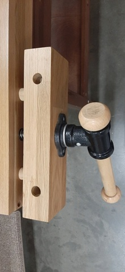 Верстак деревянный Стандарт ДУБ 136 х 49 см с 2 тисками, пеналом, 2 ящиками, полкой для инструментов Цвет тумбы Бесцветный лак PROFI&HOBBY PR-ST-D