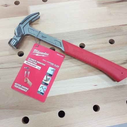 ХИТ! Стальной молоток (плотницкий) с закругленным гвоздодером 20 унций 570 г STEEL CURVED CLAW HAMMER Milwaukee 4932478656