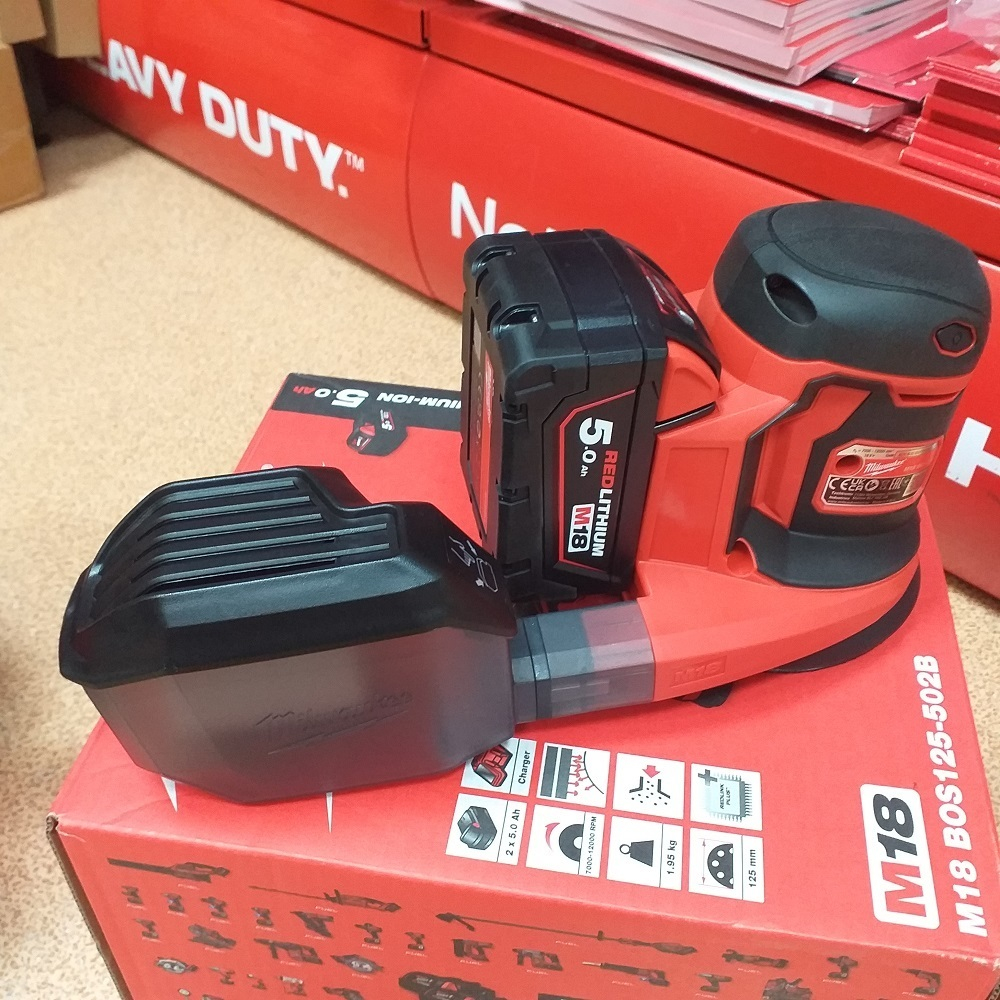 КОМПЛЕКТ! M18 BOS125-502B Аккумуляторная шлифовальная машина BOS125-0 плюс 2 аккумулятора B5 5.0 Ач и зарядное устройство M12-18 C в сумке MILWAUKEE 4933464229
