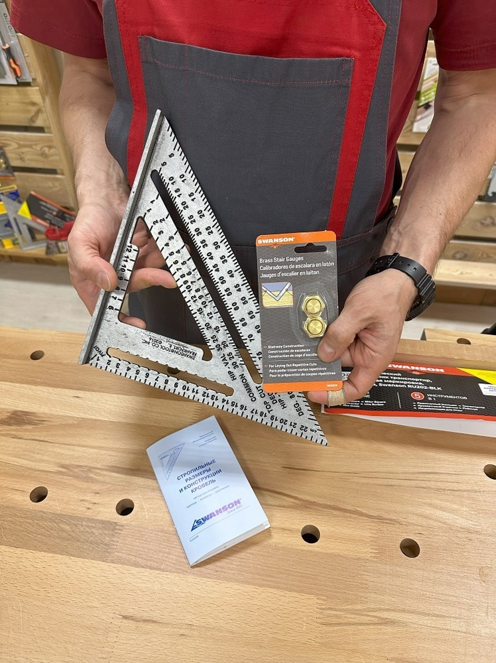 СПЕЦКОМПЛЕКТ СУПЕР ХИТ! Комплект Swanson Угольник метрический для плотника Speed Square 250 мм с ЧЕРНОЙ разметкой ПЛЮС упоры 2 шт Swanson RU202-BLK-AM