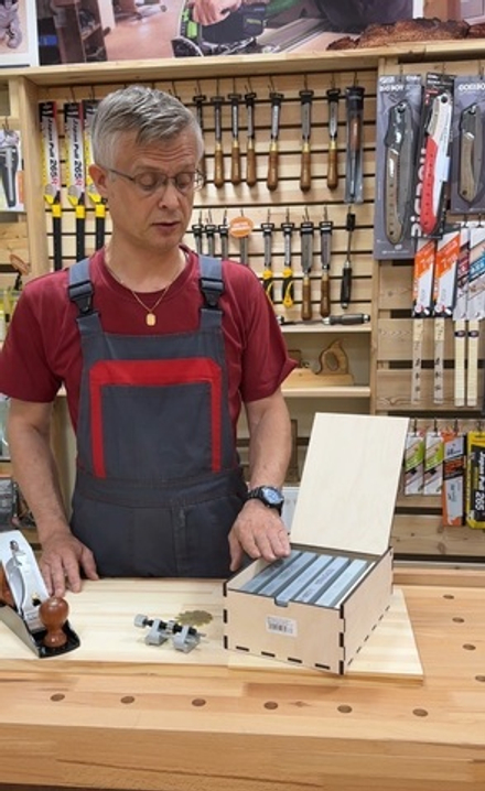 СТАРТОВЫЙ НАБОР СУПЕР ХИТ! Для заточки ножей, рубанков и стамесок Петроград № 2: Точилка М00003437, угломер М00017823 и набор заточных камней М00014096 N008-3AM