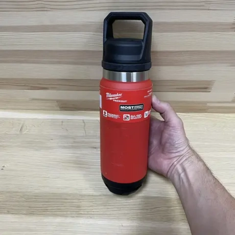 Новинка! Термос красный MILWAUKEE PACKOUT CHUG LID 710 мл 4932493465