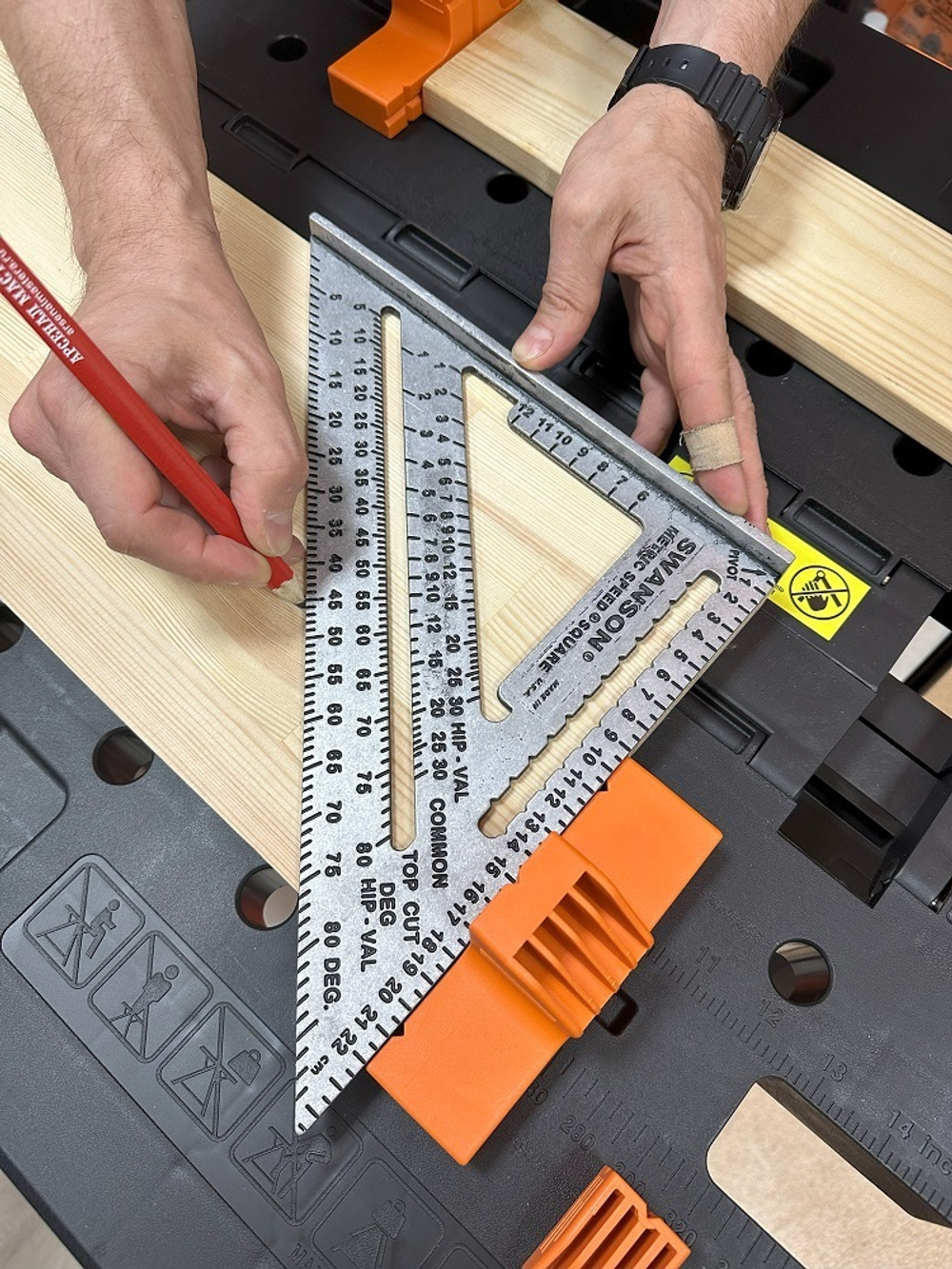 ХИТ! Угольник оригинальный метрический 250 мм для плотника и столяра Metric Speed Square Sw-250 с русской книжкой - инструкцией с Черной разметкой Swanson MT202-BLK