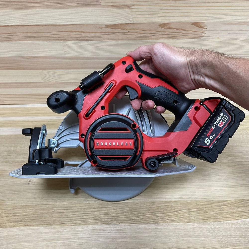 УДОБНЫЙ КОМПЛЕКТ ХИТ! Аккумуляторная циркулярная пила (бесщеточный двигатель) 18 FUEL MILWAUKEE MBLCS66-0 Li-Ion 5Ач по дереву и пластику ПЛЮС 2 аккумулятора B5 5.0 Ач ПЛЮС зарядное устройство M12-18 FC в кейсе BLCS66-502X 4933464590