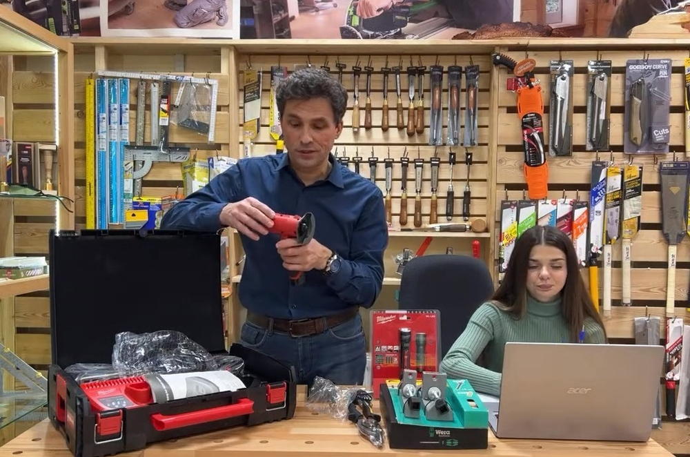 УДОБНЫЙ КОМПЛЕКТ СУПЕР ХИТ! В кейсе M12 FUEL FCOT-422X: Субкомпактная аккумуляторная отрезная машина (УШМ) FCOT-0 Li-Ion 4 / 2 Ач плюс 2 Аккумулятора B4 и B2 плюс Зарядное устройство C12 MILWAUKEE 4933464619