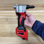 Легкий старт: Аккумуляторный заклепочник MILWAUKEE M12 BPRT-0 4933464404