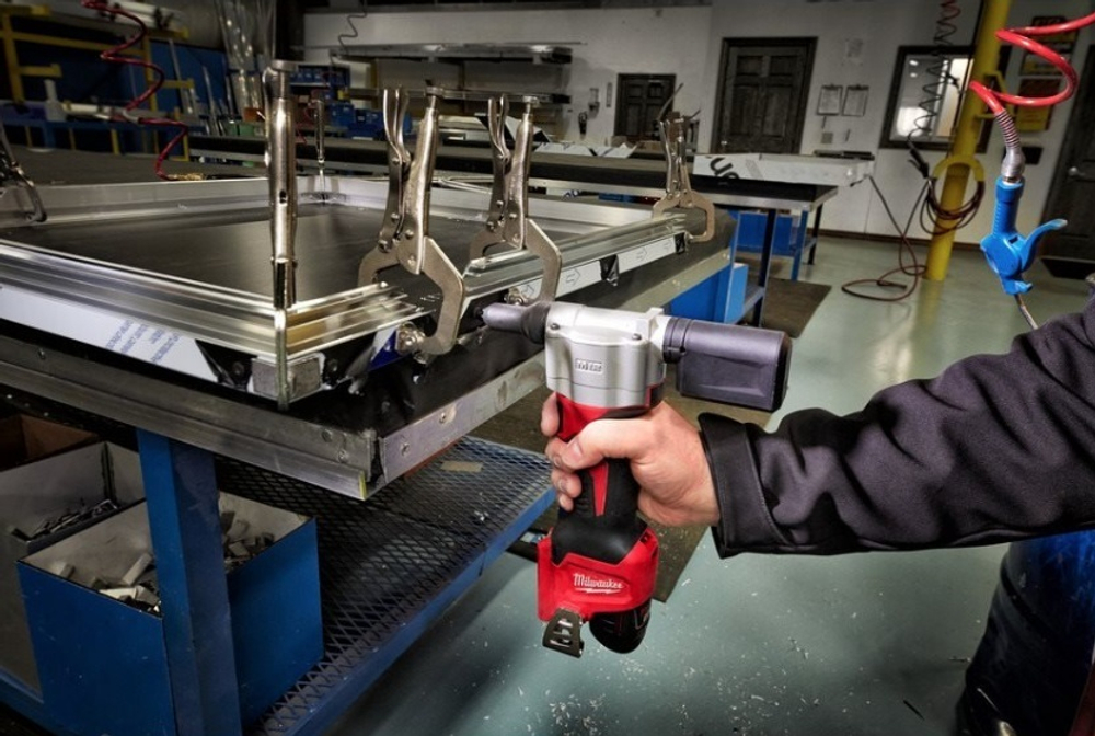 Легкий старт: Аккумуляторный заклепочник MILWAUKEE M12 BPRT-0 4933464404