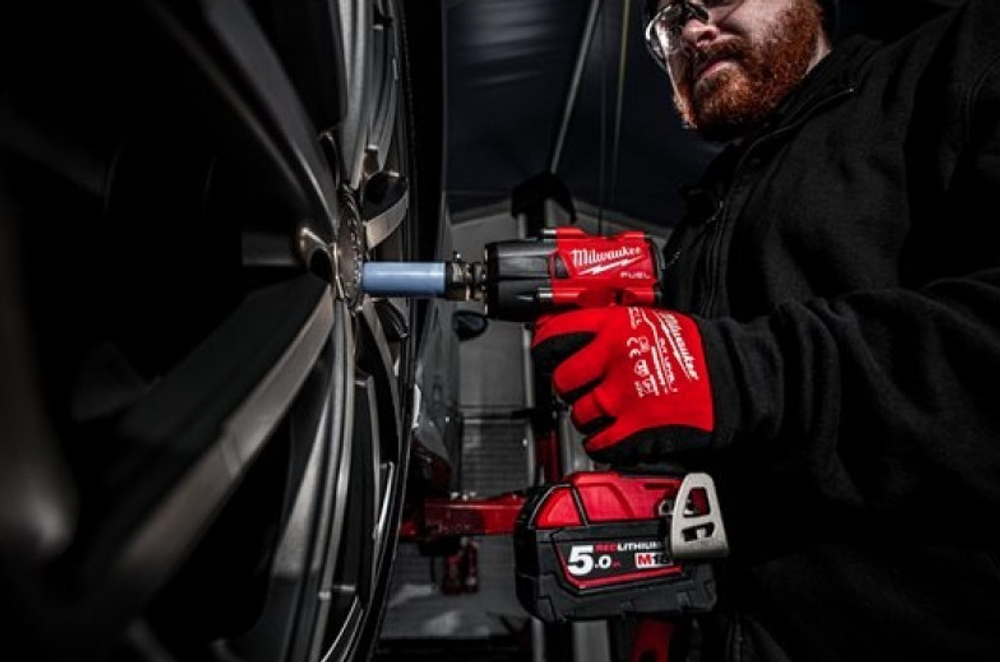 КОМПЛЕКТ! В кейсе M18 FUEL FMTIW2F12-502X: Аккумуляторный импульсный гайковерт FMTIW2F12-0 плюс 2 аккумулятора B5 5.0 А плюс зарядное устройство M12-18 FC MILWAUKEE 4933478450