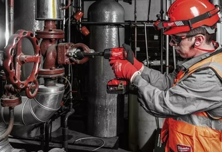 ХИТ! Комплект в кейсе M18 FUEL FMTIW2F12-502X: Аккумуляторный импульсный гайковерт FMTIW2F12-0 плюс 2 аккумулятора B5 5.0 А плюс зарядное устройство M12-18 FC MILWAUKEE 4933478450