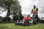 АКЦИЯ ОСЕННИЙ САД! КОМПЛЕКТ: 2-х аккумуляторная самоходная газонокосилка Milwaukee M18 FUEL F2LM53-0, ДВА Аккумулятора FB12 FORGE, Зарядное устройство M18 DBSC 4933479584-K