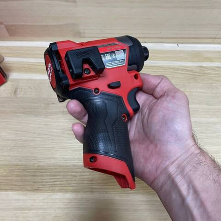 ХИТ! Легкий старт: Аккумуляторный винтоверт M12 FID2-0 1/4 ″ Hex Milwaukee 4933479876