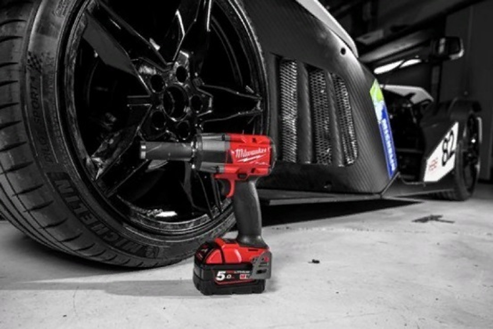 ХИТ КОМПЛЕКТ! В кейсе M18 FUEL FMTIW2P12-502X: Аккумуляторный гайковерт FMTIW2P12-0X плюс 2 Аккумулятора B5 5.0 Ач плюс Быстрозарядное устройство M12-18 FC MILWAUKEE 4933478453
