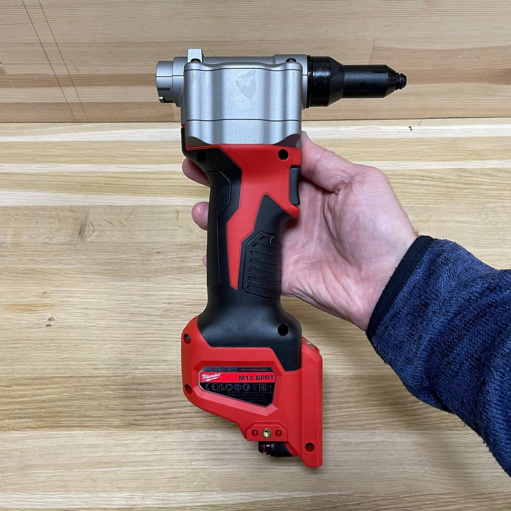 Легкий старт: Аккумуляторный заклепочник MILWAUKEE M12 BPRT-0 4933464404