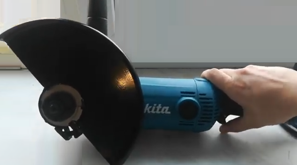 Новинка! Угловая шлифмашина УШМ Болгарка электрическая (сетевая) Makita 220В 2 кВт, диск 230 / 22,2 мм, для резки мелких труб и шлифования поверхностей GA9050