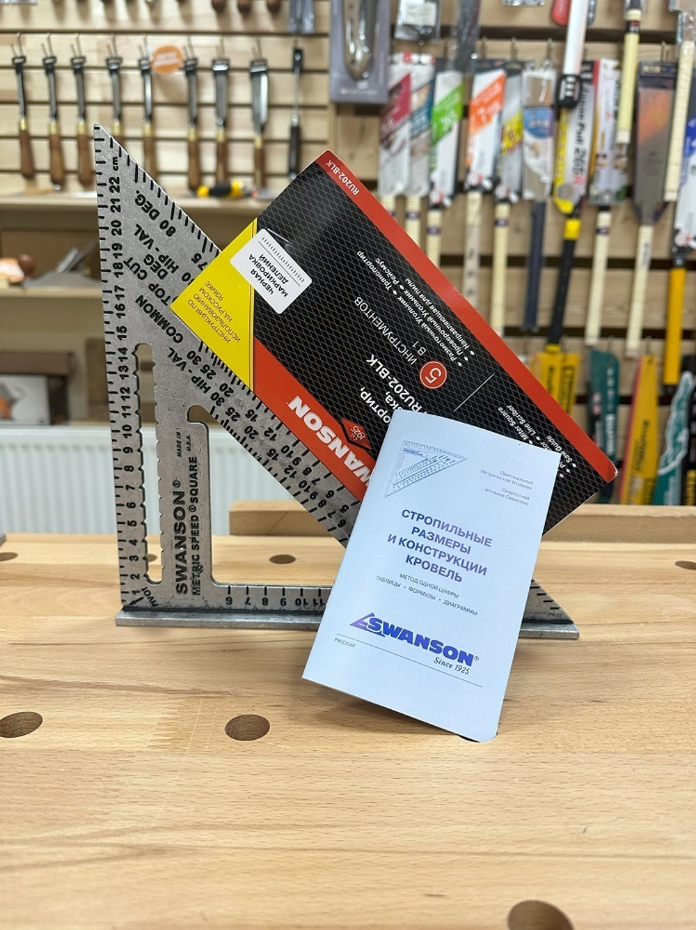 ХИТ! Угольник оригинальный метрический 250 мм для плотника и столяра Metric Speed Square Sw-250 с русской книжкой - инструкцией с Черной разметкой Swanson MT202-BLK