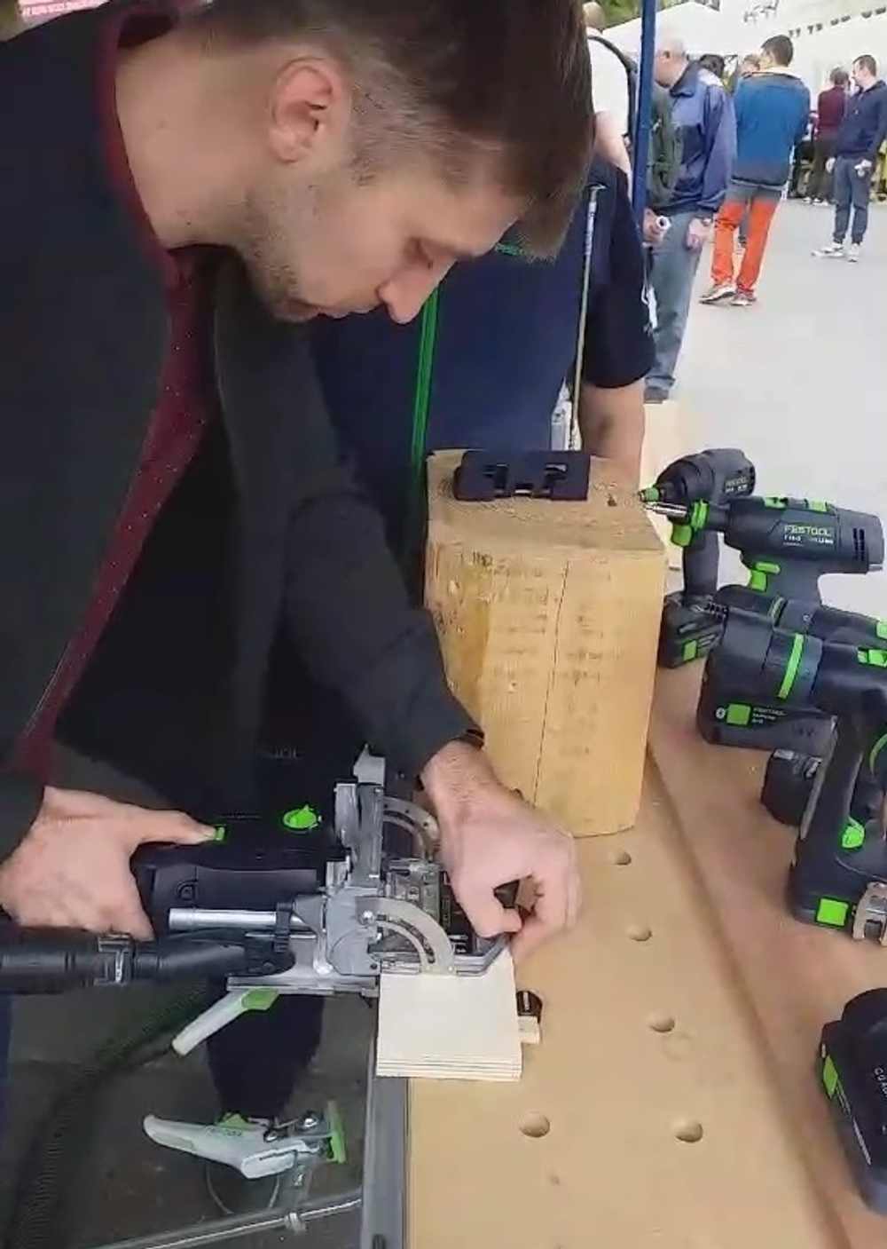 Комплект PROFI профессиональных инструментов Festool для Мастерской: Пила погружная с шиной-направляющей TS 55 577010, Торцовочная пила с протяжкой KS 120 REB KAPEX 575302, Акк. дрель-шуруповёрт T 18+3 HPC 4,0 I-Plus 576446, Вертикальный фрезер OF 1400 576207, Фрезер дюбельный DOMINO DF 500 Q-Plus 576413, Пылеудаляющий аппарат Cleantec CTL 26 EI 26 л L 577898, Стол рабочий многофункциональный MFT/3 495315 N089-7AM