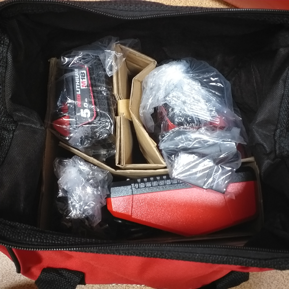 УДОБНЫЙ КОМПЛЕКТ! M18 BOS125-502B Аккумуляторная шлифовальная машина BOS125-0 плюс 2 аккумулятора B5 5.0 Ач и зарядное устройство M12-18 C в сумке MILWAUKEE 4933464229