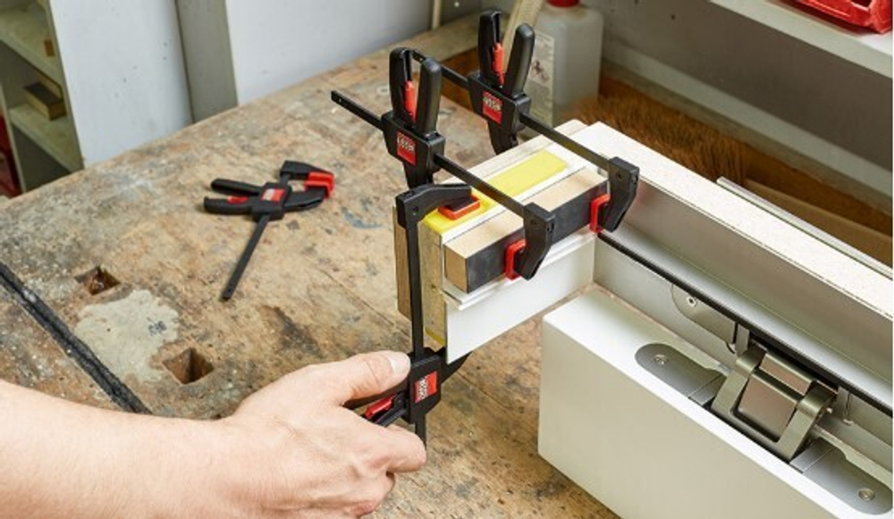 ХИТ! Струбцина пистолетного типа 2,7 кН 150 мм x 80 мм распор 160 - 300 мм BESSEY BE-EZL15-8