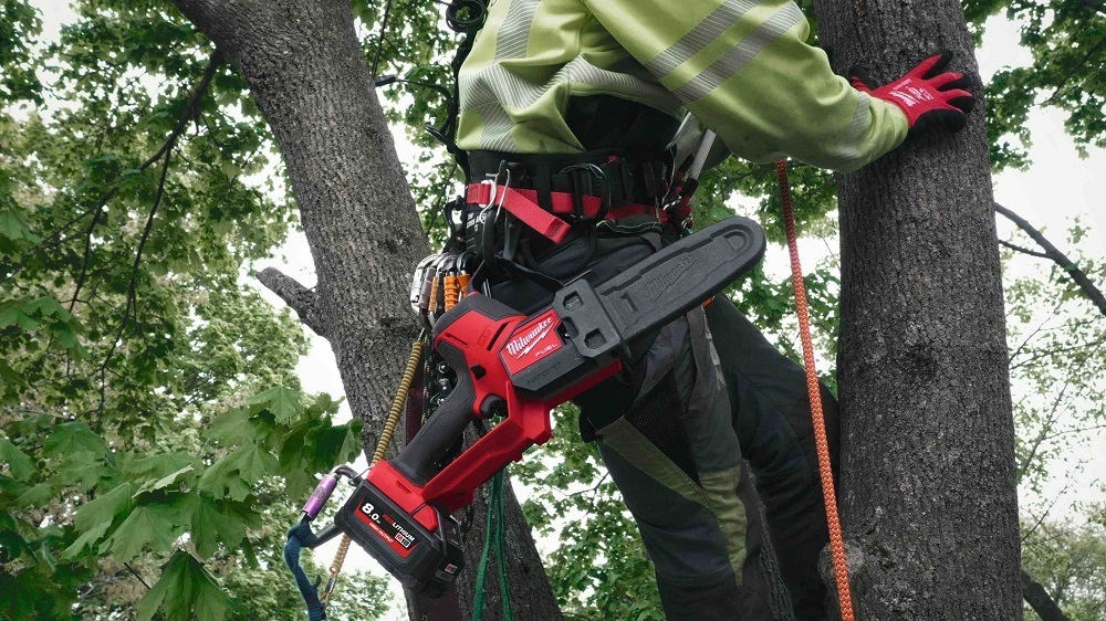 ВЫГОДНО! Комплект MILWAUKEE: Аккумуляторная цепная пила FHS20-552 HATCHET, ДВА Аккумулятора HB5.5 5.5 Ач, Быстрое зарядное устройство M12-18 FC N0123-2AM
