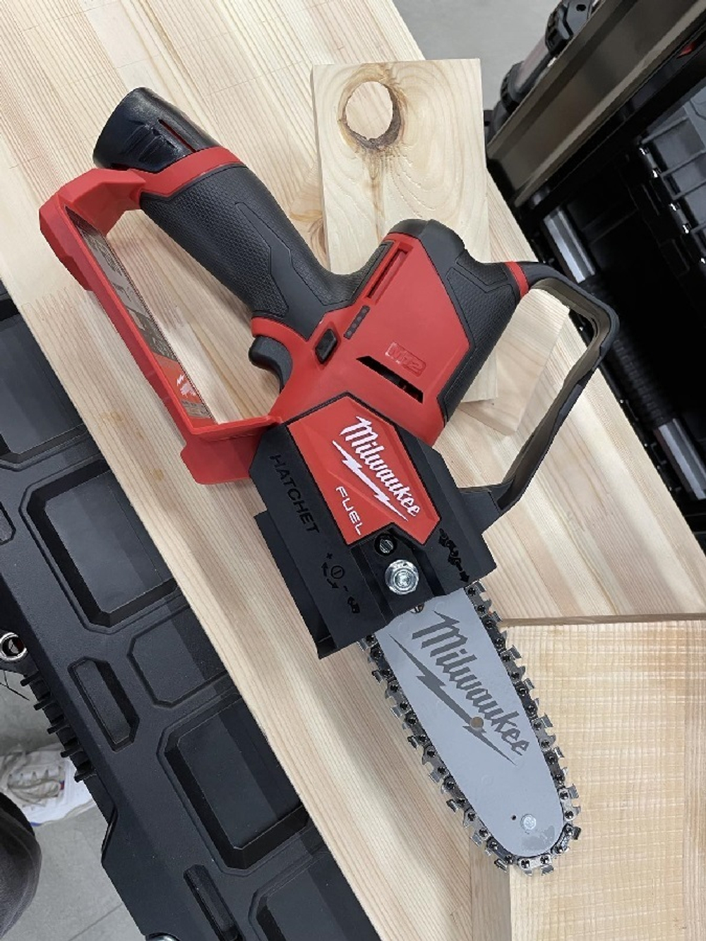 Легкий старт: Аккумуляторная цепная садовая пила Milwaukee M12 FUEL FHS-0 4933472211