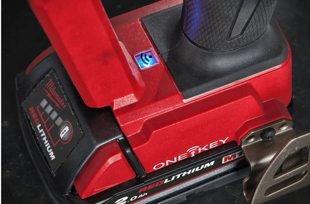 УДОБНЫЙ КОМПЛЕКТ! В кейсе M18 FUEL ONEFPRT-202X: Аккумуляторный заклёпочник ONEFPRT-202X с ONE-KEY, ДВА Аккумулятора M18 B2 2.0 Ач, Быстрое зарядное устройство M12-18 FC Milwaukee 4933478602