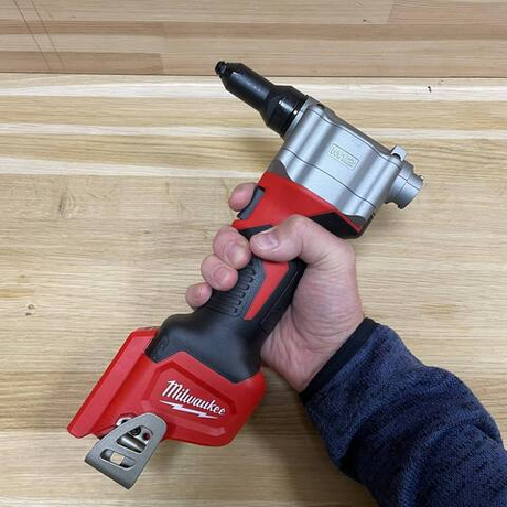 Легкий старт: Аккумуляторный заклепочник MILWAUKEE M12 BPRT-0 4933464404