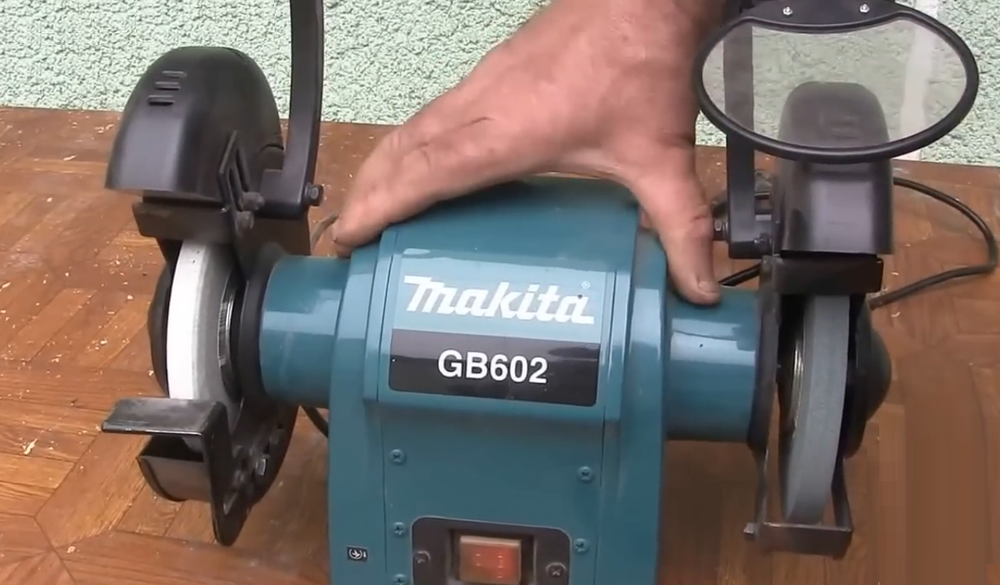Новинка! Точильный станок настольный / Точило Makita GB 602 220В 0,25 кВт, Диск 150 мм, защитные стекла, подсветка, для зачистки, шлифовки и заточки деталей, инструмента GB602