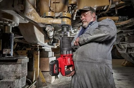 Комплект в кейсе M18 FUEL: Аккумуляторный высокомоментный ударный гайковерт ONEFHIWF1DS-121C плюс Аккумулятор HB 12.0 Ач и Быстрое зарядное устройство M12-18 FC MILWAUKEE 4933472072