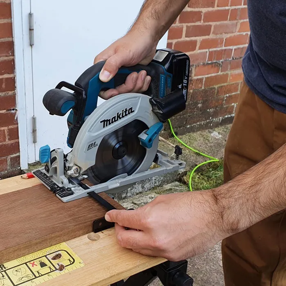 Новинка! Аккумуляторная дисковая пила Makita LXT 18В диск 165 /20 мм, угол резки регулируется одним рычагом от 0 до 45°, для распиливания древесины с глубиной до 57 мм DHS680Z