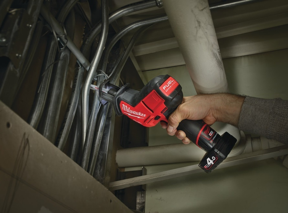 Легкий старт: Сабельная пила аккумуляторная компактная MILWAUKEE M12 FUEL CHZ-0 4933446960