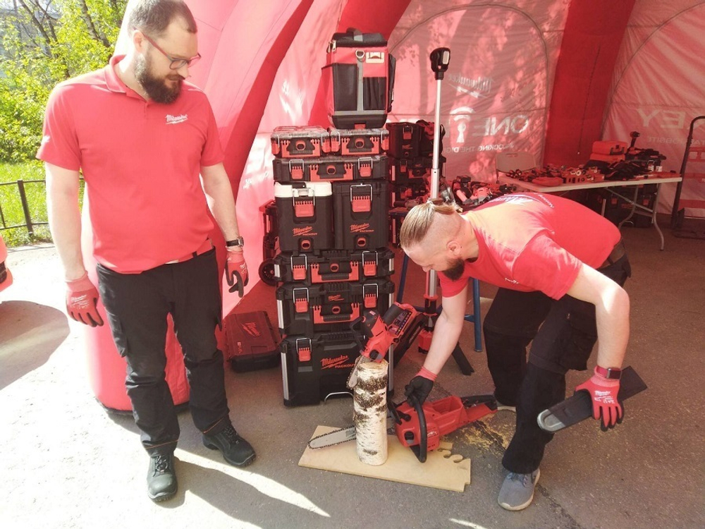 Легкий старт: Аккумуляторная цепная садовая пила Milwaukee M12 FUEL FHS-0 4933472211
