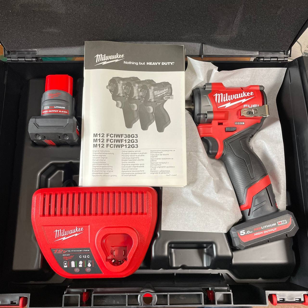 УДОБНЫЙ КОМПЛЕКТ ХИТ! M12 FUEL FCIWF12G3-502X Аккумуляторный гайковерт импульсный плюс 2 аккумулятора M12 HB5 и зарядное устройство C12 C, в кейсе MILWAUKEE 4933493455