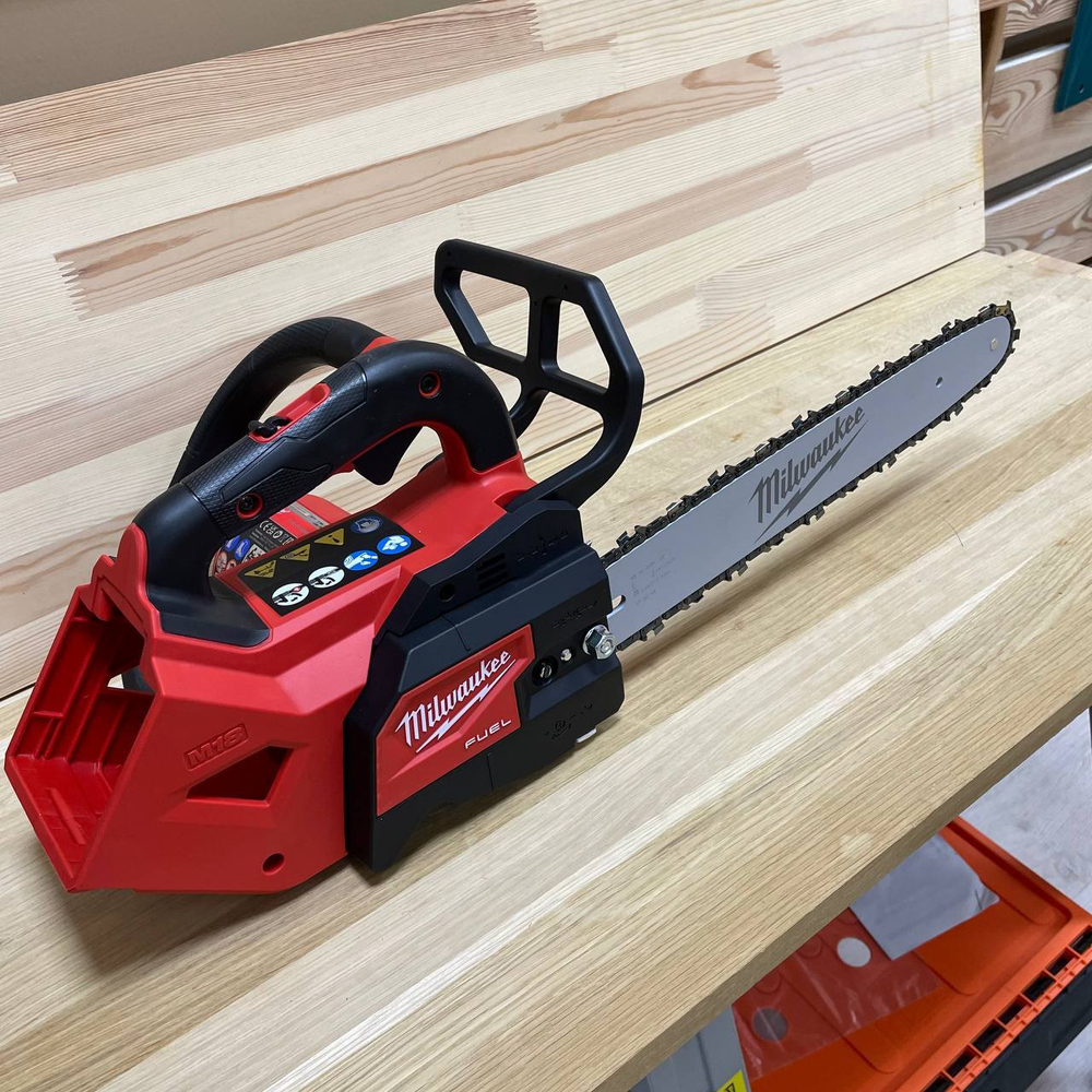 КОМПЛЕКТ M18 FUEL FTHCHS35-802: Аккумуляторная Цепная пила с верхней рукояткой 35 см FTHCHS35-0 с двумя Аккумуляторами HB8 8.0 Ач, Быстрозарядным устройством M12-18 FC Milwaukee 4933479589