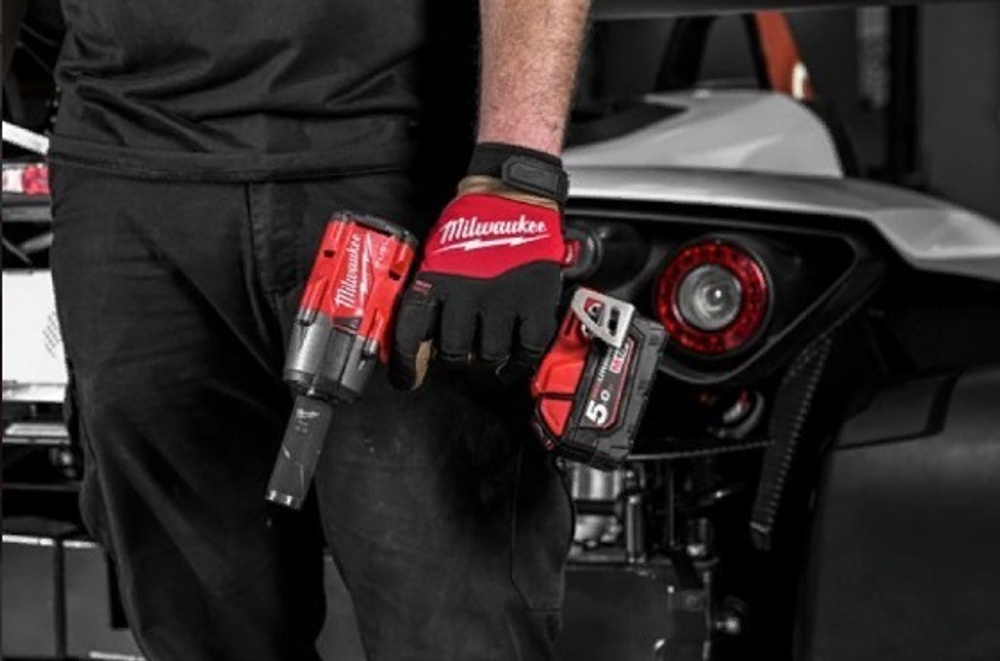 ХИТ КОМПЛЕКТ! В кейсе M18 FUEL FMTIW2P12-502X: Аккумуляторный гайковерт FMTIW2P12-0X плюс 2 Аккумулятора B5 5.0 Ач плюс Быстрозарядное устройство M12-18 FC MILWAUKEE 4933478453