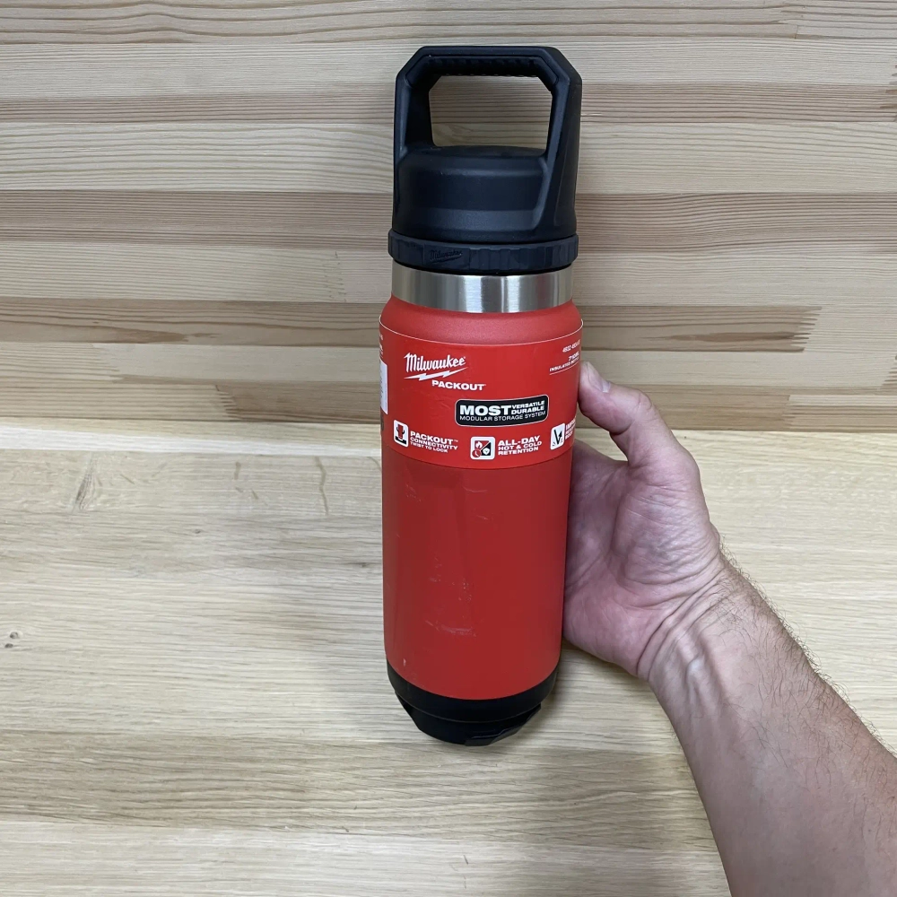 Новинка! Термос красный MILWAUKEE PACKOUT CHUG LID 710 мл 4932493465